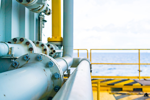 Sistema de tuberías de acero con bridas atornilladas en una plataforma offshore para aplicaciones de petróleo y gas